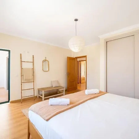 Villa Serenity Tapada - Pool, Cinema & Gym